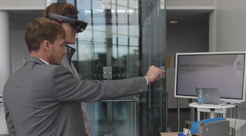 Škoda Auto testuje vzdálenou pomoc údržbáři pomocí Microsoft HoloLens