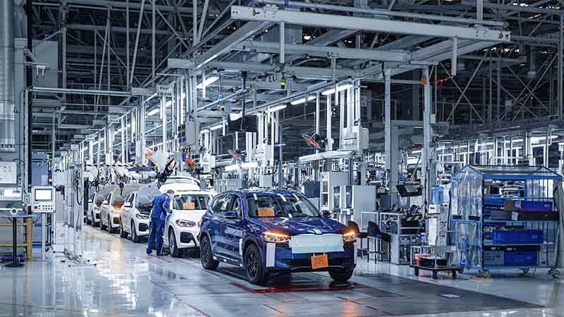 BMW pokračuje v elektrifikační strategii, představí BMW iX3