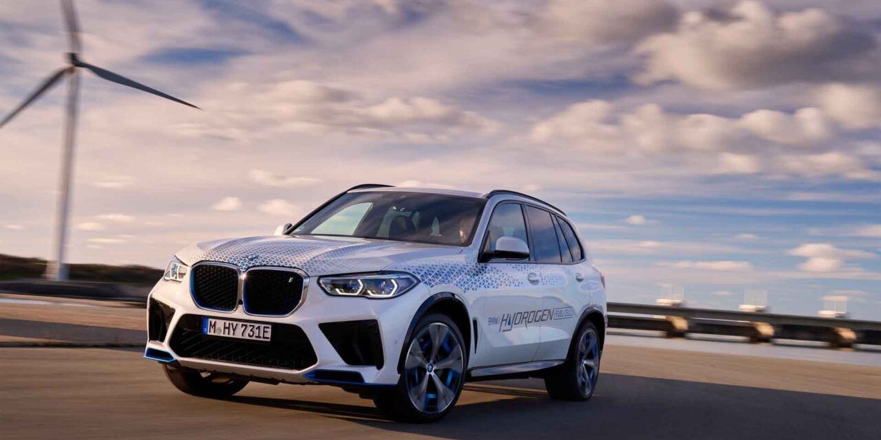 BMW spouští pilotní flotilu vodíkových vozů iX5 Hydrogen