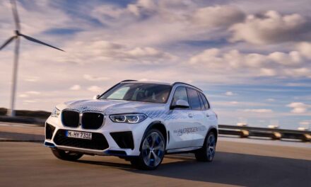 BMW spouští pilotní flotilu vodíkových vozů iX5 Hydrogen